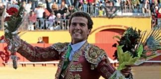 El novillero jerezano dando una triunfal vuelta al ruedo (FOTO: M.Cáceres/cortesía de J. Martínez)